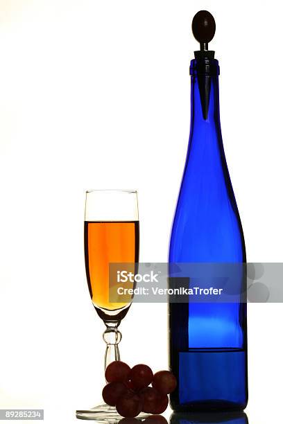 Niebieska Butelka Wina Szkło I Winogron - zdjęcia stockowe i więcej obrazów Alkohol - napój - Alkohol - napój, Alkoholizm, Bez ludzi