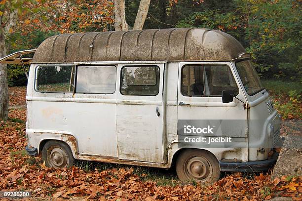 Vintage Minivan Em Queda - Fotografias de stock e mais imagens de Carrinha - Veículo - Carrinha - Veículo, Carro de Família, Enferrujado