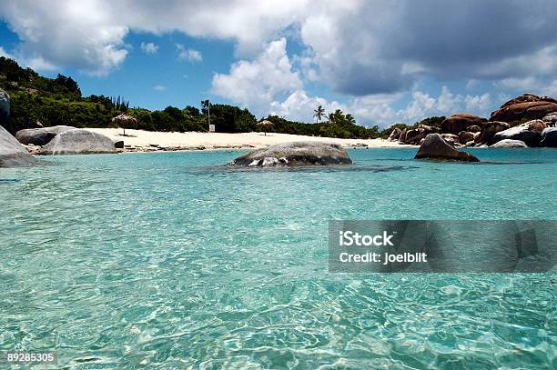 Photo libre de droit de Boulders Des Eaux Turquoise Et Plage De Sable banque d'images et plus d'images libres de droit de Beauté - Beauté, Beauté de la nature, Blanc