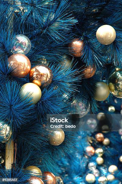 Decorações De Natal Na Árvore - Fotografias de stock e mais imagens de Azul - Azul, Bola de Árvore de Natal, Comemoração - Conceito