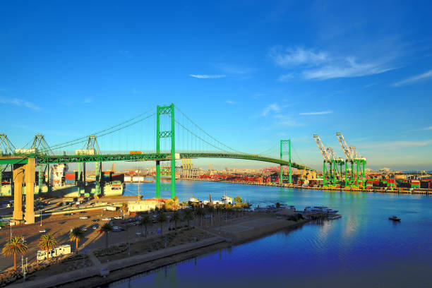 мост сан-педро до терминала острова - vincent thomas bridge стоковые фото и изображения