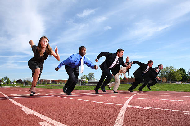 las personas de negocios en la pista de carreras - competición fotografías e imágenes de stock