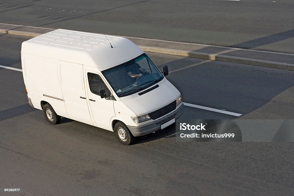 Blanco carga en el autobús de traslado blanco. - Foto de stock de Blanco - Color libre de derechos