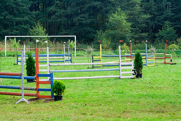 as barreiras - hurdle conquering adversity obstacle course nobody imagens e fotografias de stock