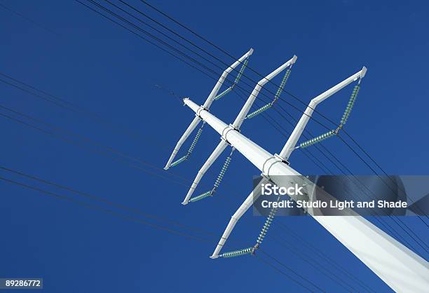 Branco Torre De Altatensão E Potência Linhas - Fotografias de stock e mais imagens de Alto - Descrição Física - Alto - Descrição Física, Arame, Azul