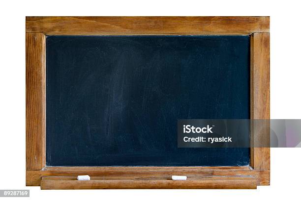 Viejo Aislado Chalkboard Con Bastidor De Madera Y Bandeja De Tiza Foto de stock y más banco de imágenes de Anticuado