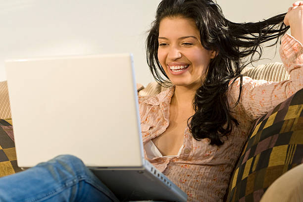 아름다운 젊은 라티나 히스패닉계 여성인 노트북 컴퓨터를 사용하여 집에서요 - women computer home interior brown hair 뉴스 사진 이미지