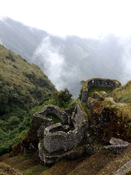 inca ruinas históricas - retaining wall fortified wall surrounding wall stone wall fotografías e imágenes de stock