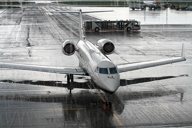 il " - runway airport rain wet foto e immagini stock