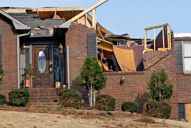 Ziegelrot Haus mit dem Dach, von einem EF2 tornado – Foto