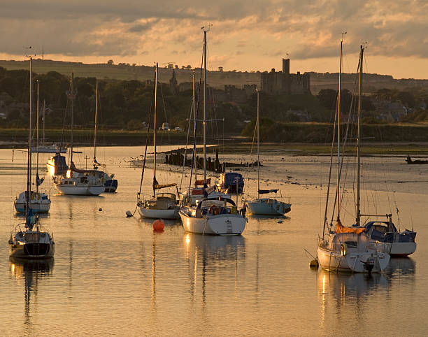 amble segelboote im hafen - warkworth castle stock-fotos und bilder