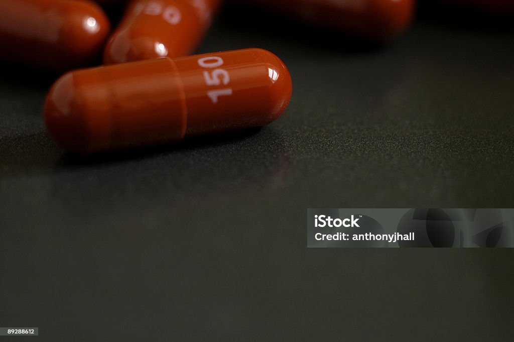 Medicina cápsulas vermelhos na mesa escura - Foto de stock de Comprimido royalty-free