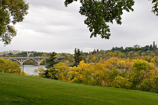 jesienne kolory w saskatoon - south saskatchewan river zdjęcia i obrazy z banku zdjęć