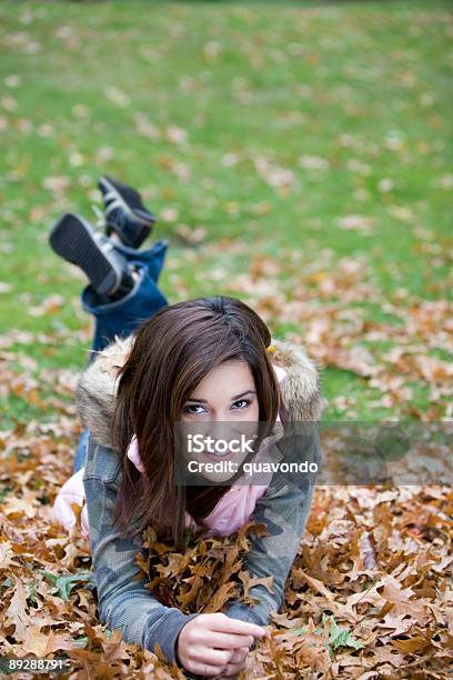 Herbst Tag Mit Junge Teenagermädchen Im Park Textfreiraum Stockfoto und mehr Bilder von Attraktive Frau