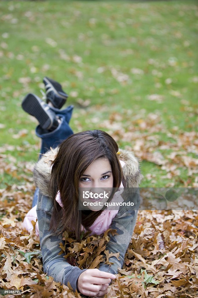 Giornata autunnale con giovane ragazza adolescente nel parco, spazio di copia - Foto stock royalty-free di Abbigliamento casual