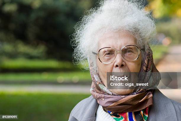 Retrato De Anciana En El Parque Foto de stock y más banco de imágenes de Descontento - Descontento, Mujeres, Parque público
