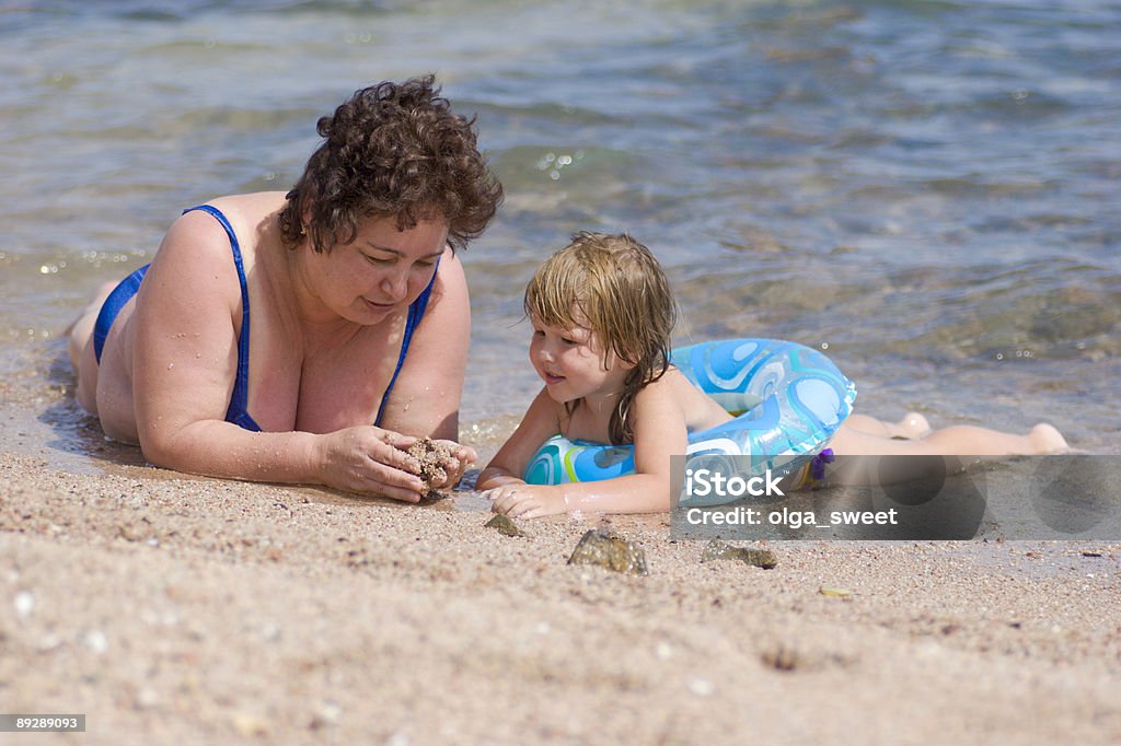 Großmutter und Enkelkind liegen im Wasser - Lizenzfrei 60-69 Jahre Stock-Foto