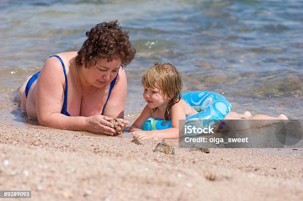 Photo libre de droit de Grandmère Et Le Petitfils Allongé Dans Leau banque d'images et plus d'images libres de droit de Activité de loisirs - Activité de loisirs, Adulte, Adulte d'âge mûr