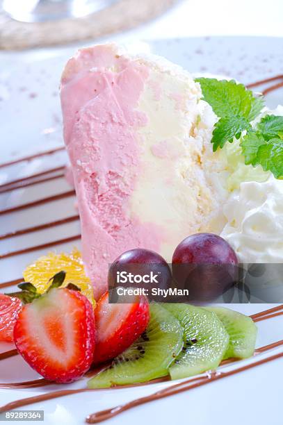 Eis Mit Obst Stockfoto und mehr Bilder von Aufschäumen - Aufschäumen, Dessert, Farbbild