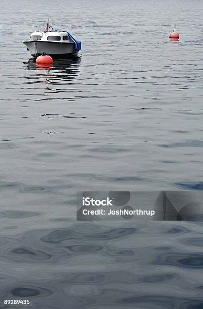 Barco No Lago Lugano - Fotografias de stock e mais imagens de Ancorado - Ancorado, Ao Ar Livre, Atracado