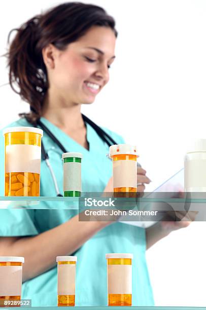 Enfermera Con Medicamentos Que Le Recetaron Foto de stock y más banco de imágenes de Botella - Botella, Clase de formación, Cápsula
