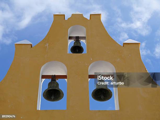 Triple Iglesia Bells Foto de stock y más banco de imágenes de Amarillo - Color - Amarillo - Color, Amor - Sentimiento, Antigualla