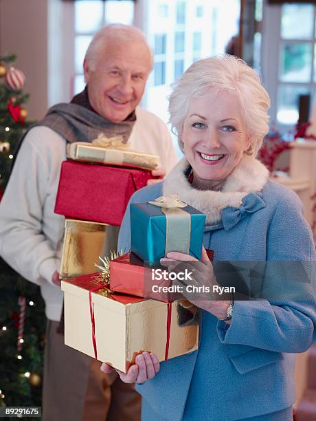 Paar Holding Weihnachtsgeschenke Stockfoto und mehr Bilder von 60-64 Jahre - 60-64 Jahre, 70-79 Jahre, Aktiver Senior