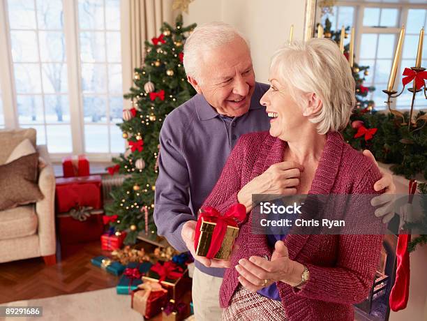 Mężczyzna Zaskakujące Kobieta Z Boże Narodzenie Prezent - zdjęcia stockowe i więcej obrazów Boże Narodzenie