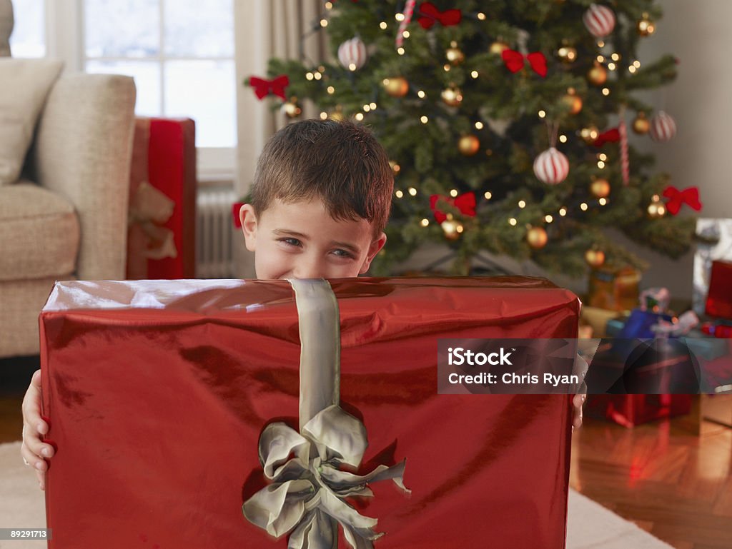 Boy retención de regalo de navidad - Foto de stock de Niño libre de derechos