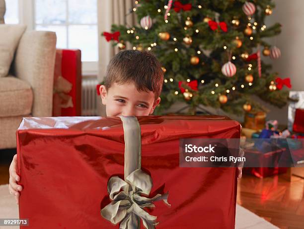 Boy Retención De Regalo De Navidad Foto de stock y más banco de imágenes de Niño - Niño, Regalo, Grande