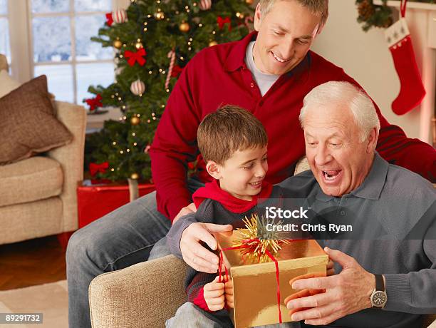 Junge Gibt Großvater Weihnachtsgeschenk Stockfoto und mehr Bilder von Weihnachten - Weihnachten, Geschenk, Alter Erwachsener