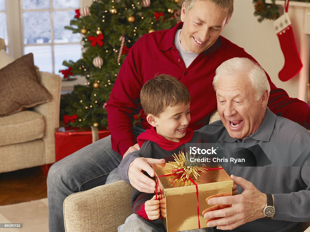 Boy da abuelo regalo de navidad - Foto de stock de Navidad libre de derechos