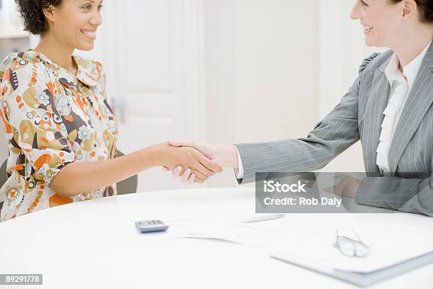 Agent Nieruchomości I Kobieta Drżenie Rąk - zdjęcia stockowe i więcej obrazów Biznes - Biznes, Przygotowanie, Finanse