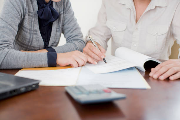 mulher de negócios, assinatura papelada - mortgage rates imagens e fotografias de stock