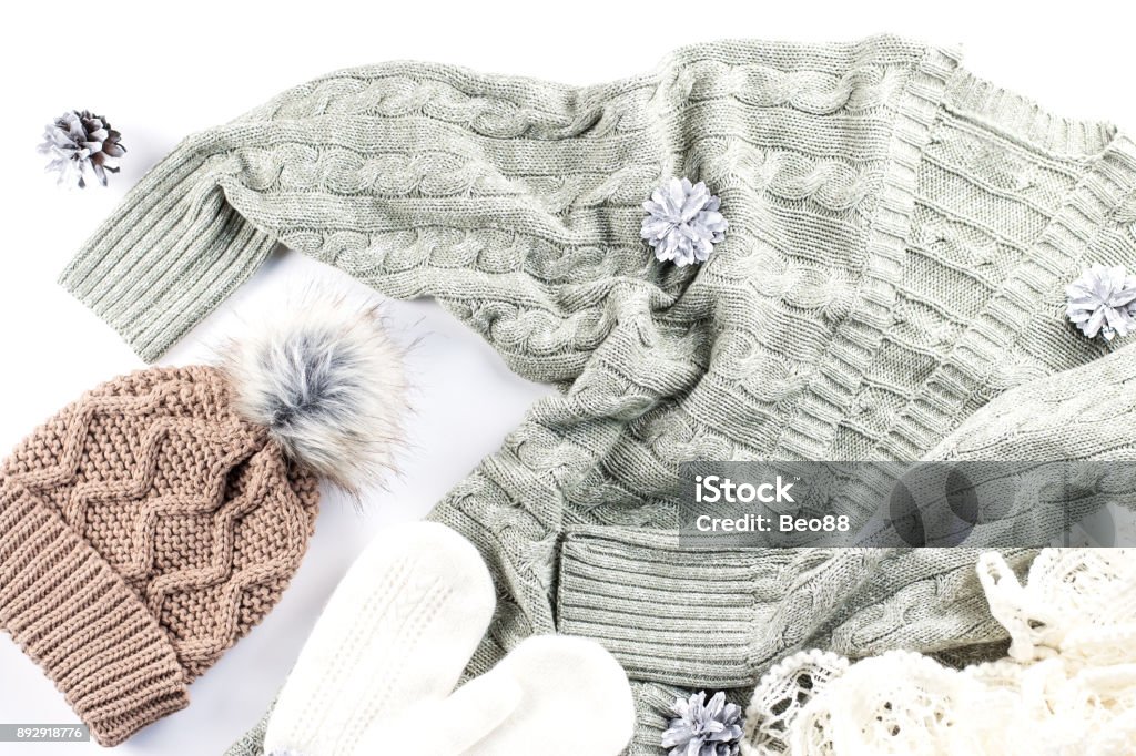 Concepto de la moda de invierno plano lay. Invierno cálido, acogedor, ropa, decoraciones de Navidad sobre fondo blanco - Foto de stock de Ropa de invierno libre de derechos