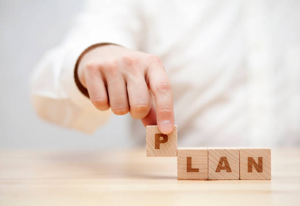 istock Hand and word Plan made with wooden building blocks 892945070