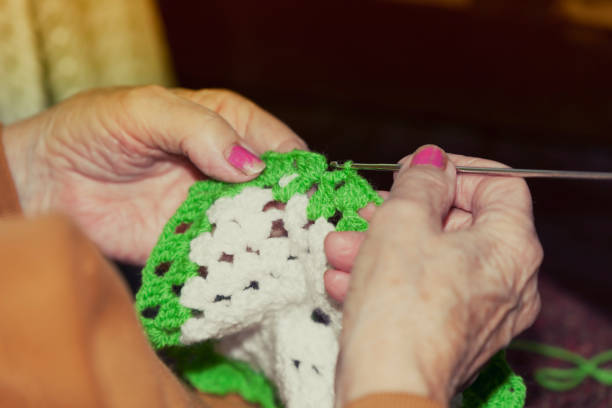 una signora anziana che fa uncinetto - knitting arthritis human hand women foto e immagini stock