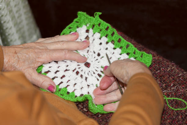 an older lady doing crochet - knitting arthritis human hand women imagens e fotografias de stock