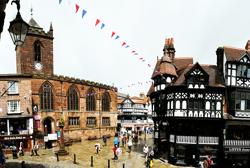 The main features of the city of Chester are the walls, the rows and the architecture of the buildings in black and white.