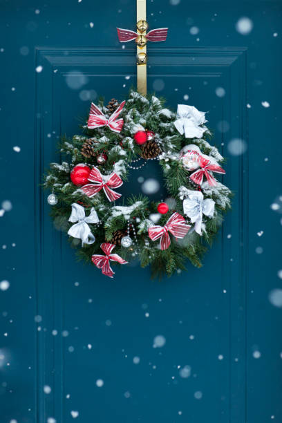 캐나다에서 폭설에 외부 문에 크리스마스 화 환 - wreath christmas door snow 뉴스 사진 이미지