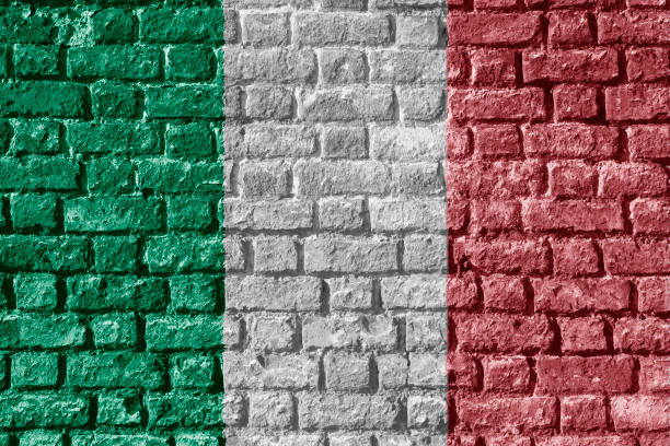 istock Italy Flag Painted on brick wall 892986224