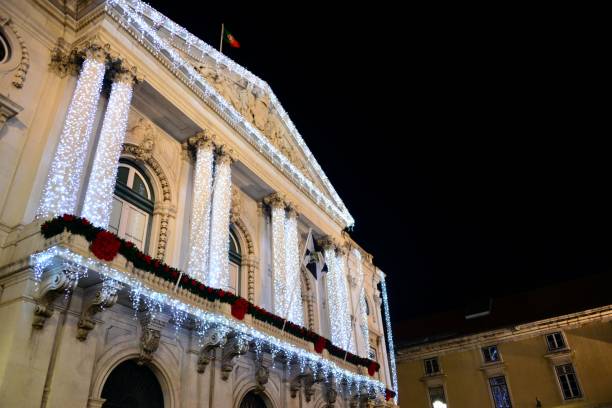 hôtel de ville de lisbonne par nuit, avec des lumières de noël, portugal - portuguese culture portugal flag coat of arms photos et images de collection