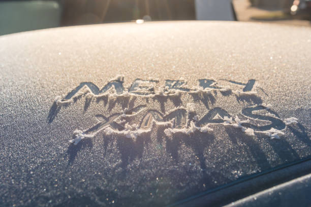 istock Handwritten Merry Christmas text on snowy car top 893008814