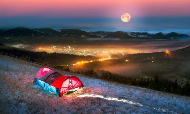テントのカルパチア山脈の最初雪の上半分のバレル - camping outdoors iceland red ストックフォトと画像