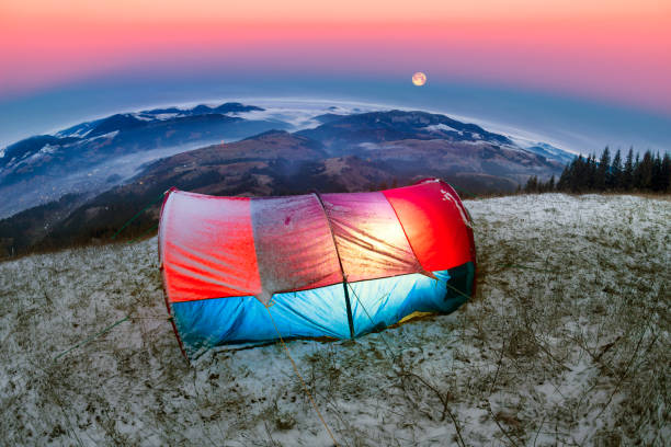 テントのカルパチア山脈の最初雪の上半分のバレル - camping outdoors iceland red ストックフォトと画像