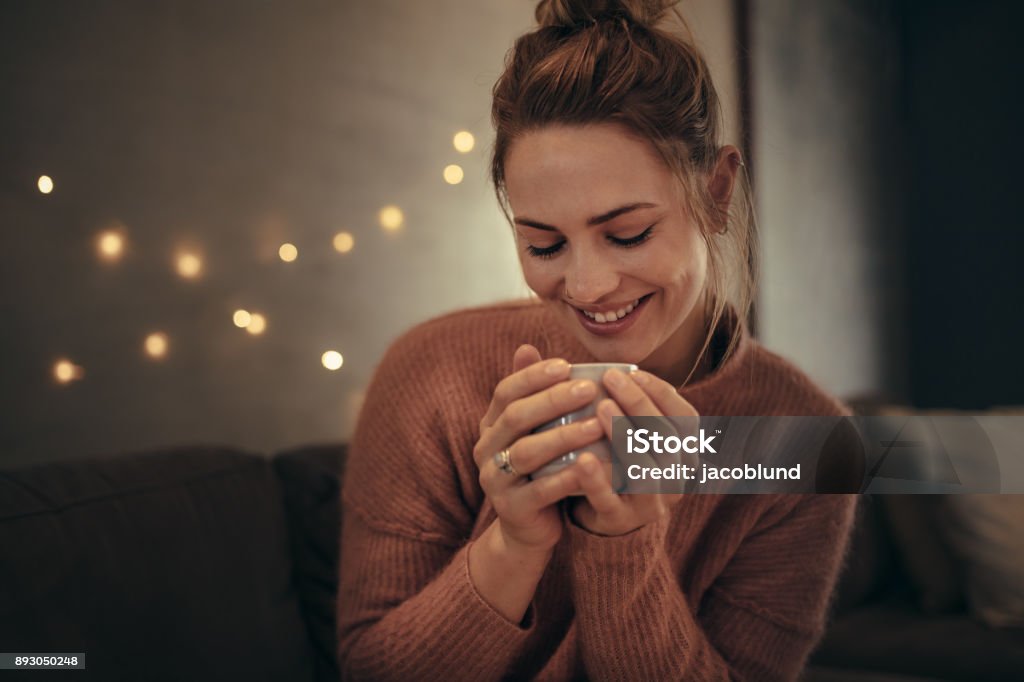 Sourire de boire un café femme en hiver à la maison - Photo de Adulte libre de droits