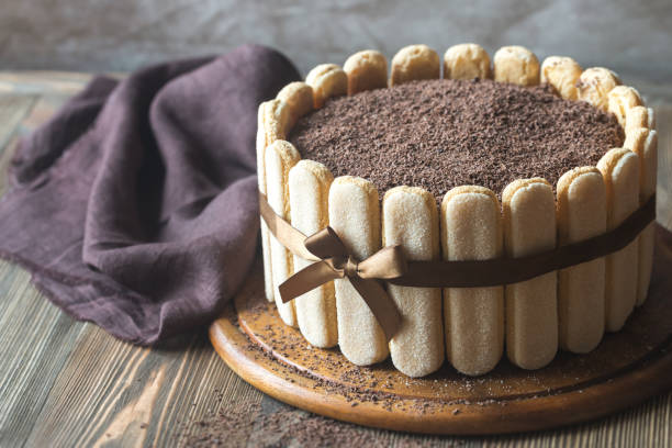 木の板にティラミス ケーキ - tiramisu cake chocolate sweet food ストックフォトと画像