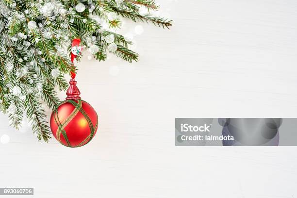 Foto de Branco De Fundo De Natal Com Decoração De Árvore E Vermelho De  Abeto Espaço De Cópia e mais fotos de stock de Artigo de decoração - iStock
