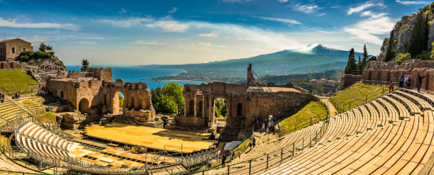 ทัศนียภาพอันงดงามของโรงละครโบราณในทาโอร์มินา ซิซิลี - taormina ภาพสต็อก ภาพถ่ายและรูปภาพปลอดค่าลิขสิทธิ์