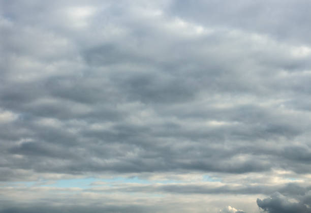 wolken in den himmel - cirrocumulus stock-fotos und bilder